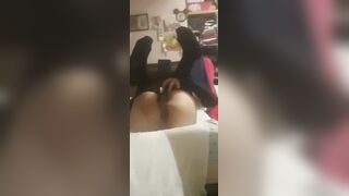 Femboy jugando con su cuerpo