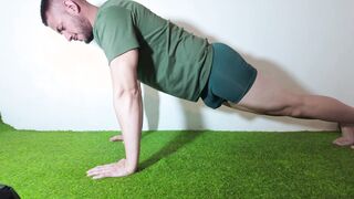 Entrenando y calentando, haste una paja y me ayudas con la proteina