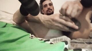 Je me knuckle le cul avec two godes