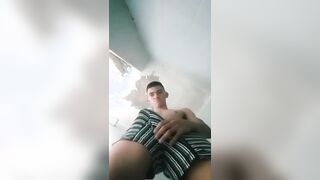 Lástima que estoy solo en la ducha por que me gustaría ponértelo en tu cara.