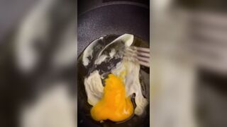 The Luxurious Chef - Cooking with guy goo: Scrambled eggs with bulls milk. CAUTION THIS IS NOT A REAL RECIPE, JUST A SPECTACLE