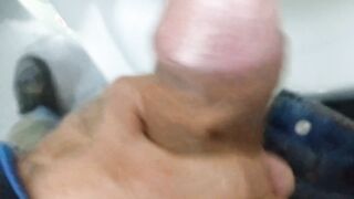 Estaba demasiado caliente y me hice la paja en un baño publico