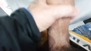 Estaba demasiado caliente y me hice la paja en un baño publico