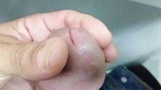 Estaba demasiado caliente y me hice la paja en un baño publico
