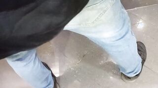 Estaba demasiado caliente y me hice la paja en un baño publico