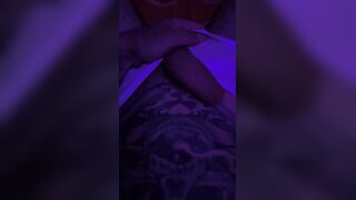 Мастурбация толстого члена в масле и мини шортах