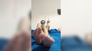hooded lad flashing his nude soles