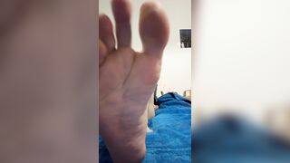 hooded lad flashing his nude soles