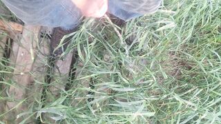 Mature thick schlong pissing outdoor in front yard