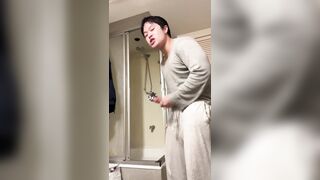 Japanese Man Faps His Dangled Manmeat