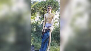 Twunk unclothes outside and masturbates off after brief walk