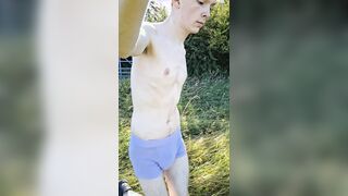 Twunk unclothes outside and masturbates off after brief walk