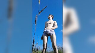 Twunk unclothes outside and masturbates off after brief walk