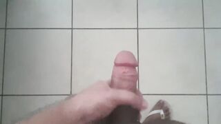 Acordei hoje com tesão e resolvi me masturbar!!