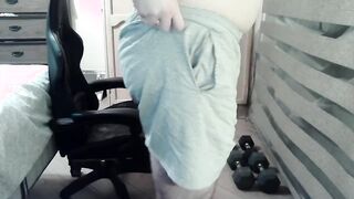 Molten beefy camboy works his ass cheeks and puffies
