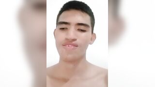 Estoy demasiado cachondo y justamente esta haciendo demasiada calor.