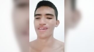 Estoy demasiado cachondo y justamente esta haciendo demasiada calor.