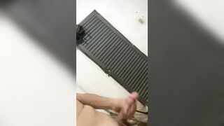 Mastubacao na cadeira.