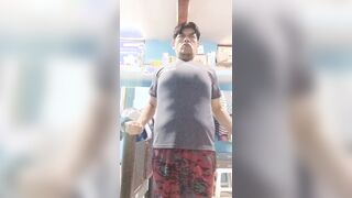 HOMBRE FUERTE HUNKY MEXA VERGA ENORME PELUDA GYM CALISTENIA BÍCEPS DESNUDO FUERTE IMPONENTE