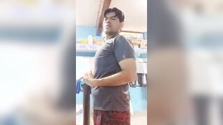 HOMBRE FUERTE HUNKY MEXA VERGA ENORME PELUDA GYM CALISTENIA BÍCEPS DESNUDO FUERTE IMPONENTE