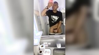 Big black cock negro se masturba en el avión inexperienced bigdick