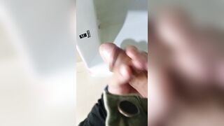 Mi verga grande en el baño publico quiere fallarte duro