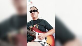 日本のギタリストがあなたに健康を与えます