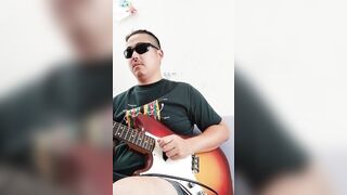 日本のギタリストがあなたに健康を与えます