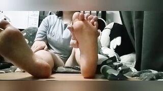 Trans dude oils up his soles