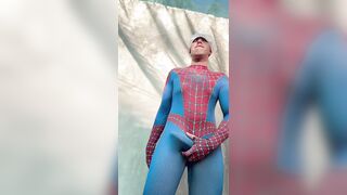 Manumas18 se convierte en xpiderman y saca toda la telaraña