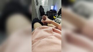 Batendo punheta e gozando no quarto