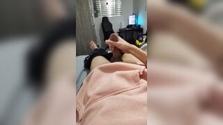 Batendo punheta e gozando no quarto