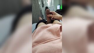 Batendo punheta e gozando no quarto