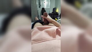 Batendo punheta e gozando no quarto