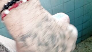 Vergon en la ducha tocando su enorme polla