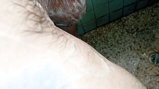 Vergon en la ducha tocando su enorme polla