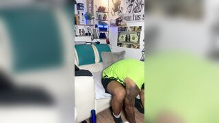 Llegué de jugar futbol y antes de bañarme me hice una paja para relajarme no esta completo ¿quieren la otra parte?
