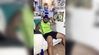 Llegué de jugar futbol y antes de bañarme me hice una paja para relajarme no esta completo ¿quieren la otra parte?