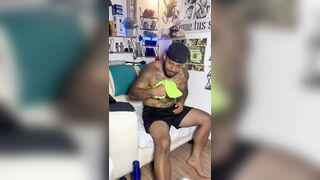 Llegué de jugar futbol y antes de bañarme me hice una paja para relajarme no esta completo ¿quieren la otra parte?