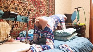 Homosexual penetrating his ass-hole boinking machine giant anal invasion fake penis close up first-timer homemade fuckslut cockslut homo russian