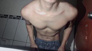 Hermoso Estudiante Se Masturba Mientras Todos Duermen - Part two