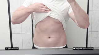 Muskulöser rasierter Typ spritzt in der Gym-Toilette ab – lautes Stöhnen
