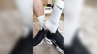SneakMaster96 GAY-FOR-PAY Tormentor and his stinking soles odorous NIKE TN sneakers milky socks sole fetish nude sole TNs grind german Croatia Italiano str8