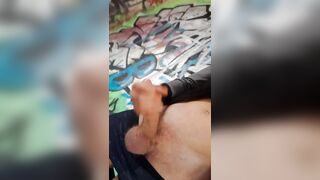 En publico, paja en sitio abandonado
