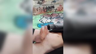 En publico, paja en sitio abandonado