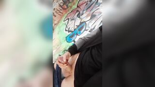En publico, paja en sitio abandonado