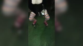 Crossdresser en una fiesta hace pipí en el patio