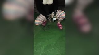 Crossdresser en una fiesta hace pipí en el patio