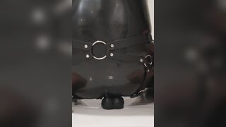 Knoten Faux-cock Instructing in Spandex Catsuit