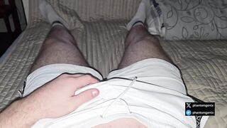 Nach dem Schwimmbad in nassen Badeshorts gewichst – Precum tropft durch den Stoff